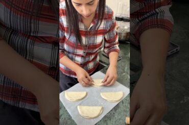 kesa bana hai?🫣😋 #bhartichauhan #chillipaneer #buns #easyrecipe #recipe #ytshorts #cooking