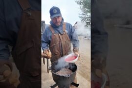 Simple 4 Ingredient Chili (No Beans)This is one of the easiest chili recipes you can make.