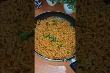 Chilli Garlic Maggi🌶🧄/ Noodle recipe /Atta maggi/#easyrecipe/desi style/#food/#maggirecipe/#shorts