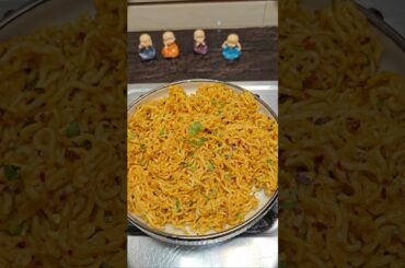 Garlic Chilli Maggi: 5 Minute Spicy Noodle Recipe! 🍜🔥 #Maggi #ViralVideo #ShortsFeed #Recipe