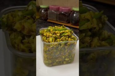 Kacche Aam aur hari mirch ka Achar recipe mango chilli pickle#shorts#acharrecipe#aamkaachar#explore