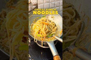 🌶️😍 Street style chilli garlic noodles recipe 😍 #noodles #chinesefood #streetfood #ytshorts