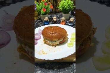Bina Tikki Bazaar Jaisa Burger Ghar Par! 🍔🔥| Street Style Veg Tawa Burger Recipe 🍔✨#burger #shorts
