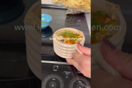 Dump & go crockpot white chicken chili. Easy, creamy, high-protein dinner. Perfect for busy nights!