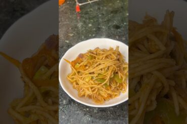 Dinner mein hai chilli garlic noodles #shorts #manishamadeit #cooking #ytshorts #noodles