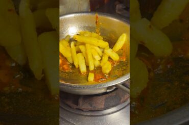Life mein pehli baar banaya... Restaurant se better Chilli Potato!😱🫣#food#vlog##chilipotato#shorts