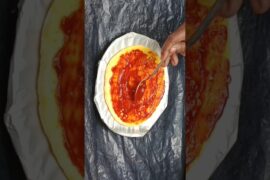 Pizza Mein red chilli Kaise lagaen #shorts #shortsvideo #youtubeshorts #trending
