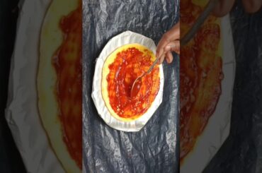 Pizza Mein red chilli Kaise lagaen #shorts #shortsvideo #youtubeshorts #trending