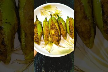 Aloo Bharwa Mirch Recipe 🌶️🥔 | Easy Potato Stuffed Green Chili 🔥 #bharwamirch #stuffedchilli #shorts