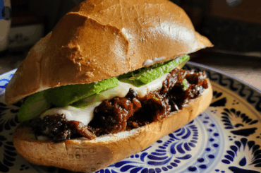 Ineffable...Torta de Cachetes, con quesillo y aguacate.