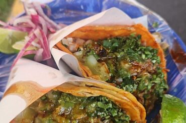 Tacos de barbacoa, en la banqueta.