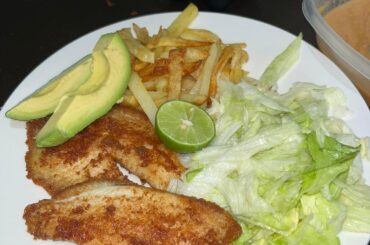 Filete de pescado con ensalada