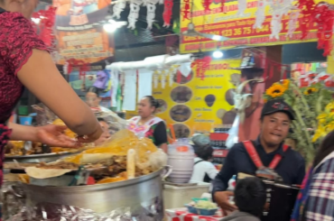 Barbacoa de chivo en el mercado de Tlacolula
