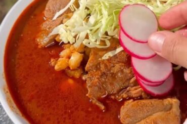 Un pozole Rojo y picoso y la vida se reinicia