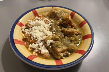 Chicharron en salsa verde y frijoles fritos con chorizo y queso fresco.