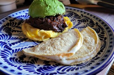 Cachetes (beef cheeks) con huevos, aguacate y unos quesadillas de adobera.