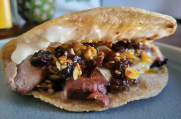 Quesadilla de carnitas con salsa macha