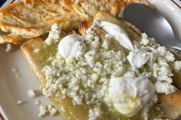 Pechuga asada con tacos dorados