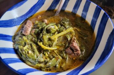 Un caldito de verdolagas con carne picada.