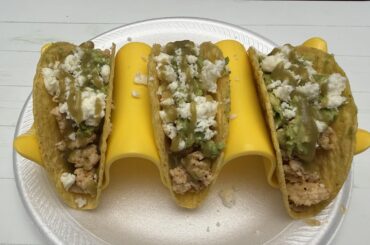 Under 30 mins. Crunchy turkey tacos with aguacate, queso fresco, and some salsa verde!