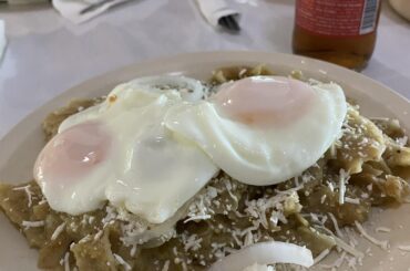 Chilaquiles verdes con huevo estrellado