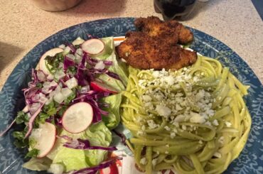 Espagueti verde con pollo empanizado y ensalada