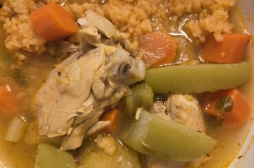 Sopa de pollo preparada por una esposa sana para su esposo enfermo.