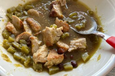 Carne de puerco en salsa verde con frijol