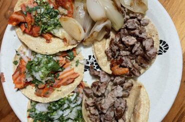 Tacos de asada y pastor with grilled onions