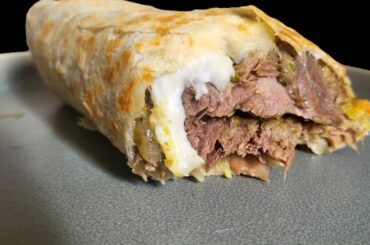 Breakfast burrito de lengua con salsa verde, frijoles de la olla, quesillo y agucate. Con un cafecito.