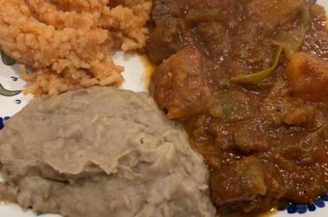 Bistec ranchero, frijole, y arroz