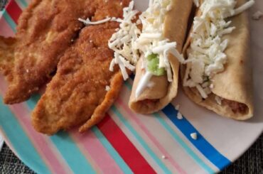 Tacos dorados con filete de pescado empanizado