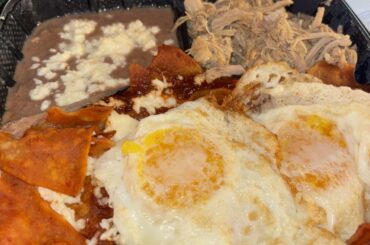 Chilaquiles con huevos estrellados