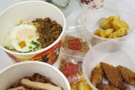 For today's breakfast, I ate Chili Oil Black Noodle with Barbecued Pork, Minced Pork White Noodle, Wontons, Meatloafs, and Milk tea as neutralizer