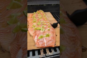 Lachs auf Zedernplanke – Honig-Senf & Limette Chili 🍋🍯 #Shorts