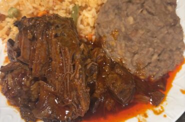 carne con chile, arroz, y frijoles