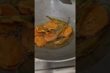Aaloo mirchi pakoda recipe 🤤#shortvideo #ytshorts #shortsfeed #ytshortsvideo #shorts