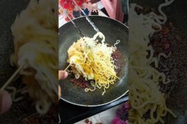 Street Style Chilli Garlic Maggi 🔥❤️#shorts #viralvideo #recipe #trending