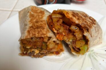 Burrito de desayuno definitivo, huevo, chile con carne, chorizo, tocino, papas.
