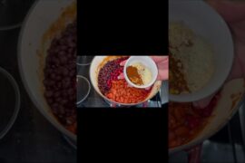 Quick easy beef chili! #recipes #cooking #chili #fyp... #Shorts #tays_kitchen