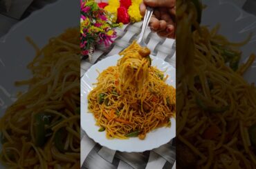 Street style chilli garlic noodles 🍜  !! Chowmein recipe #noodles #streetfood #recipe #shorts #viral