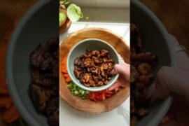 chilled soba noodle salad with chili walnuts and shrimp 🤤 recipe in the comments ⬇️