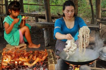 Mother Cooking Pig Intestine Curry Recipe/ Grilled Duck With Chili Sauce Spicy For Dinner