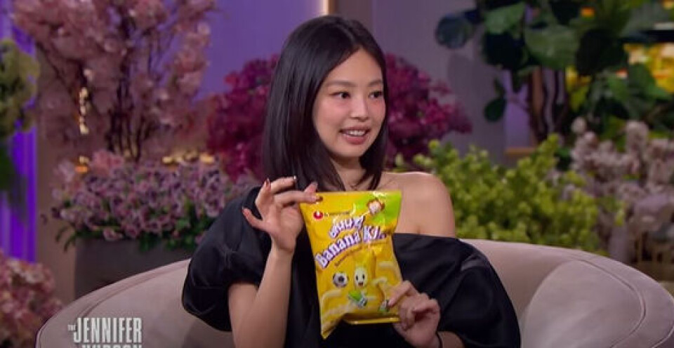 Singer Jennie shows off Nongshim's Banana Kick snack on The Jennifer Hudson Show. [SCREEN CAPTURE]