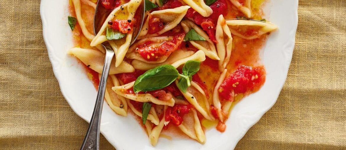 A simple no-cook tomato sauce for peak summer heat | Lifestyles