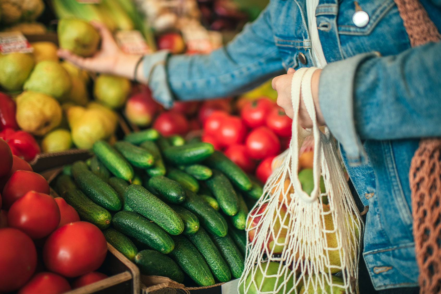 Photo: chilichili.net Vegetables and fruit in reusable bag at a farmers market (Getty Images/ArtMarie)