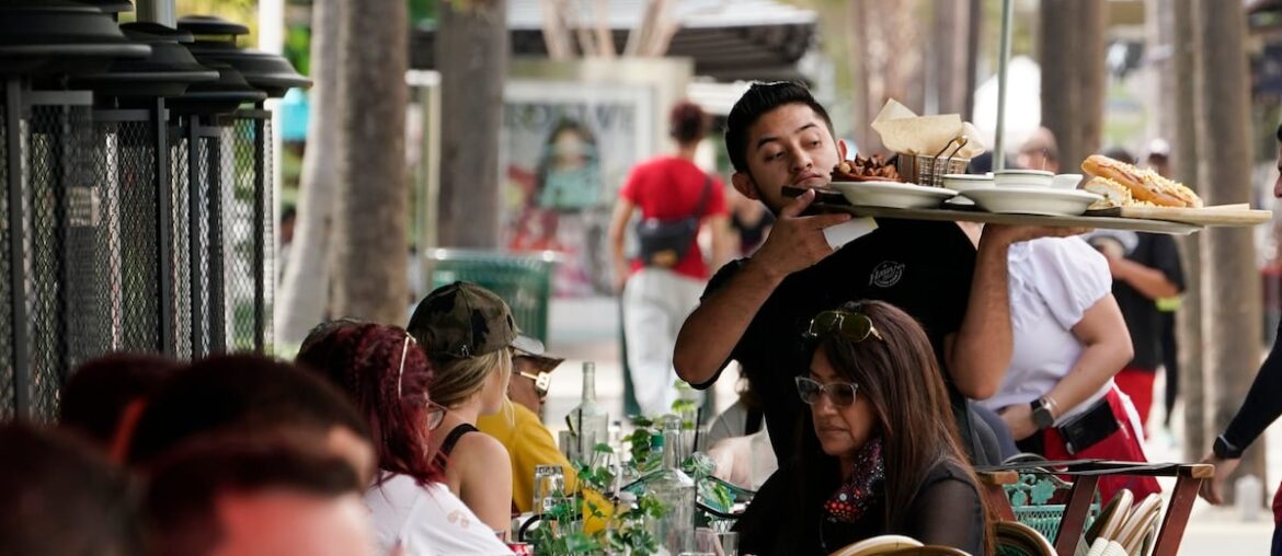 Worst summer hiring season for teens? Not for Hawaii restaurants that need workers