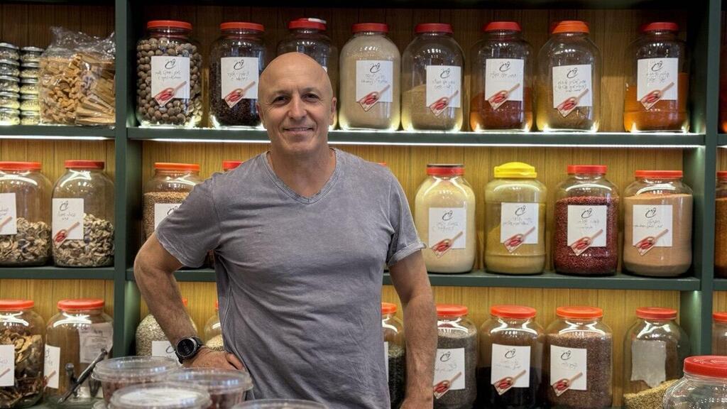 Guy Pereg. Store spices in the freezer (Photo: Sapir Gordo) גיא פרג הבעלים של תבליני פרג