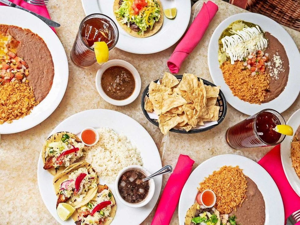 \u00c1cenar HotMex & Coolbar lunch specials.