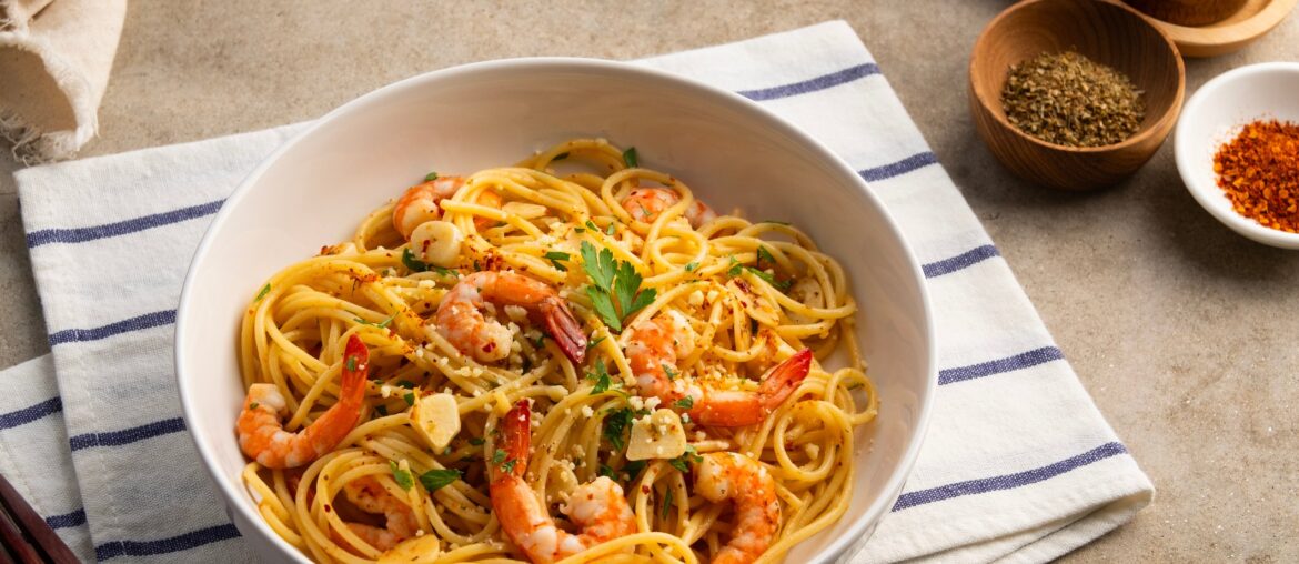 How to Make Rachael Ray’s Spicy Shrimp Aglio Olio at Home